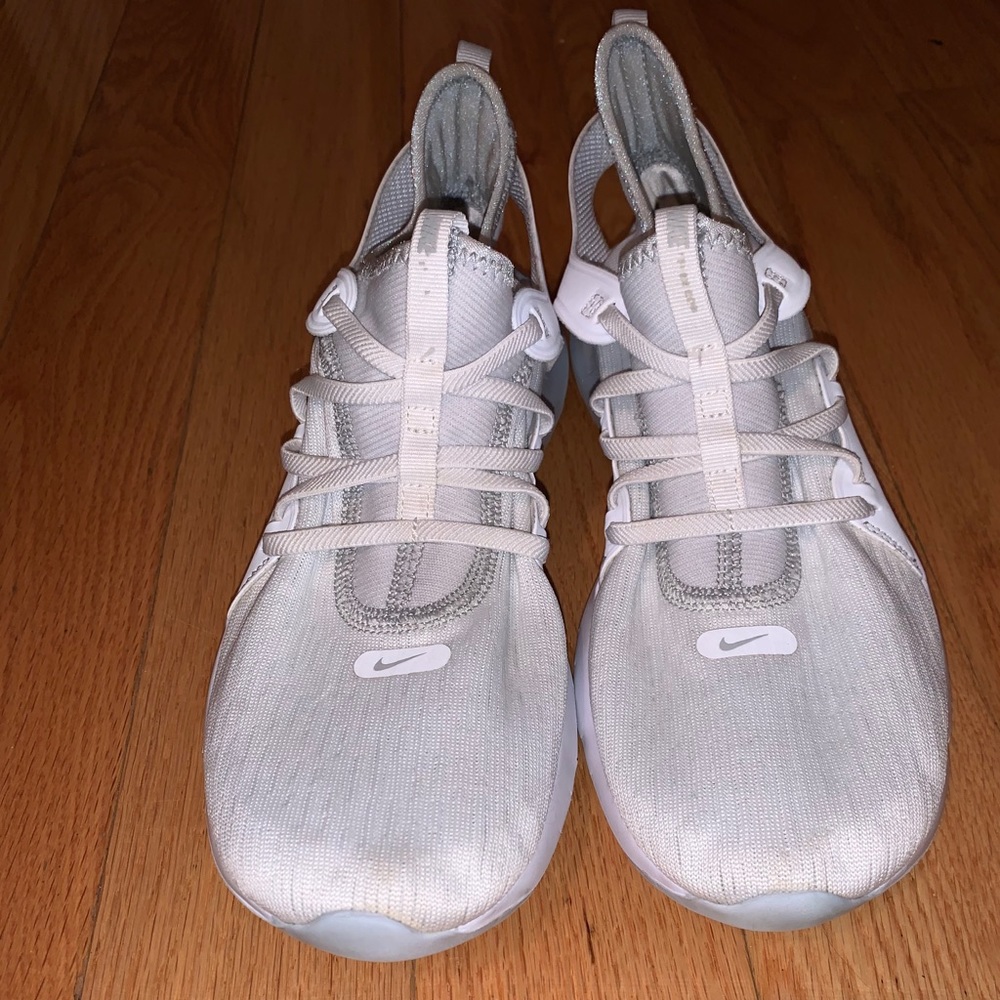 Nike no tie tennis shoes